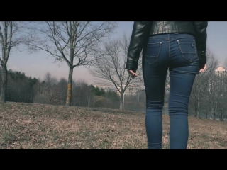 girl in jeans. walk girl in jeans gehen frau in jeans mulher andando de jeans
